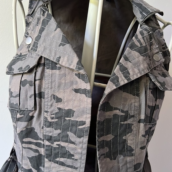 G.I.L.I Grey Camo belted vest - Picture 4 of 7